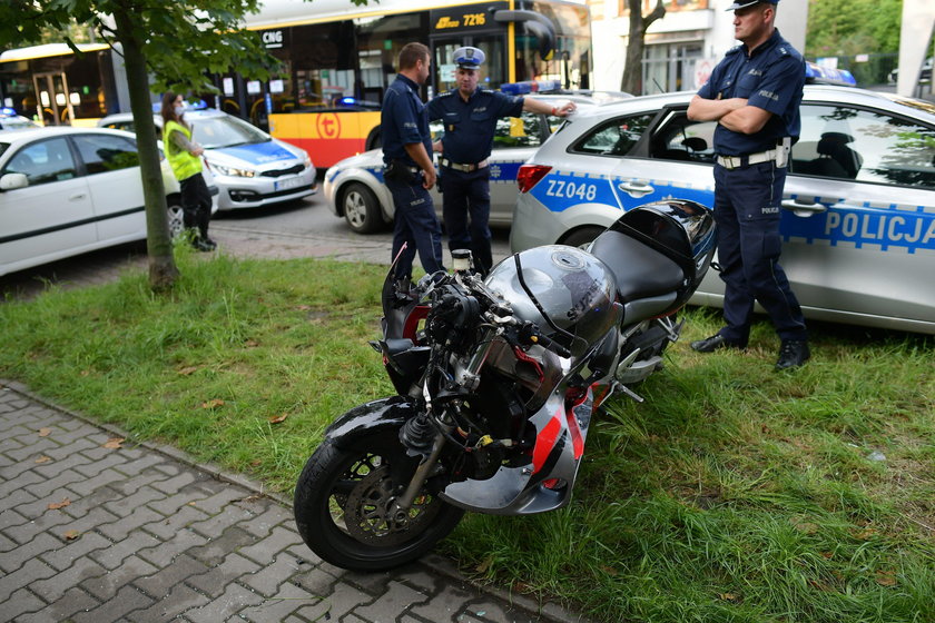 Obława we Włochach. Motocyklista ucieka w kajdankach