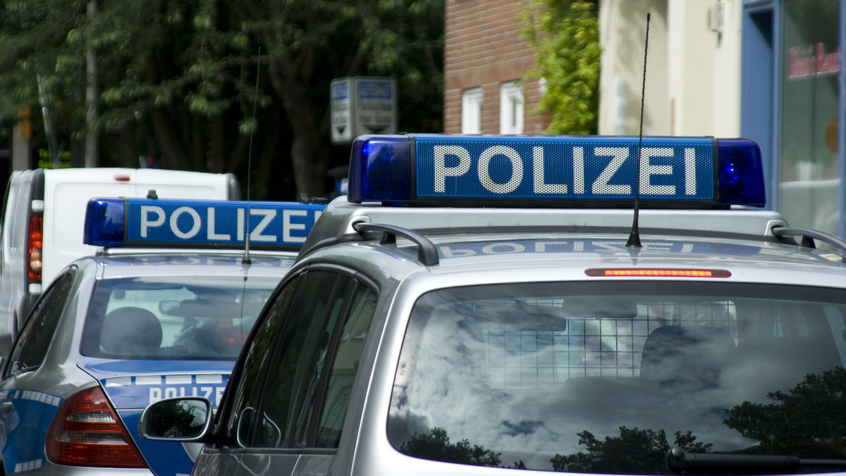 Niemiecka policja aresztowała w pobliżu granicy z Austrią pochodzącego z Polski kierowcę. Miał on przemycać nielegalnych migrantów oraz materiały wybuchowe.