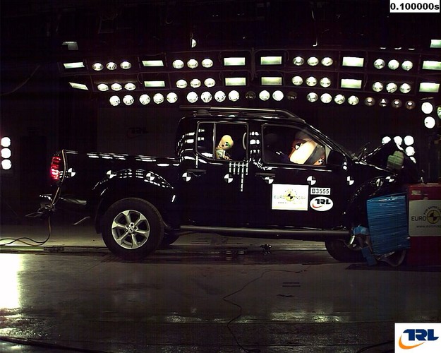 Nissan Navara uderza od frontu