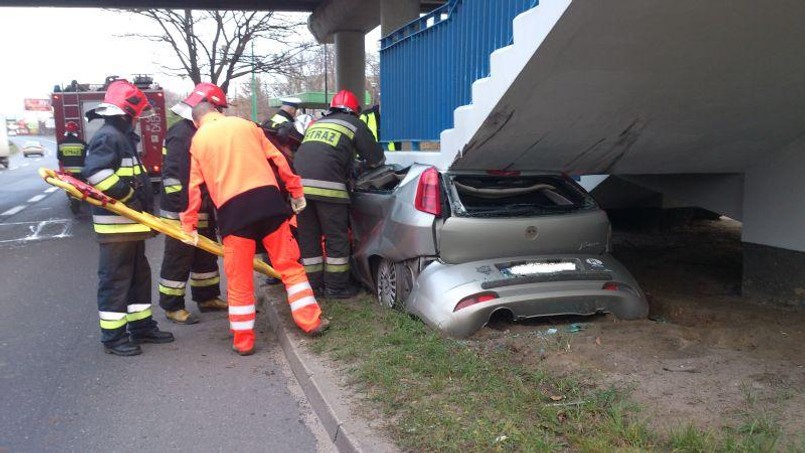 W opinii strażaków z komendy w Poznaniu kierujący fiatem punto, prawdopodobnie zjechał na prawą krawędź jezdni i po wykonaniu "kilkumetrowego lotu" wbił się pojazdem pod schody prowadzące na wiadukt.