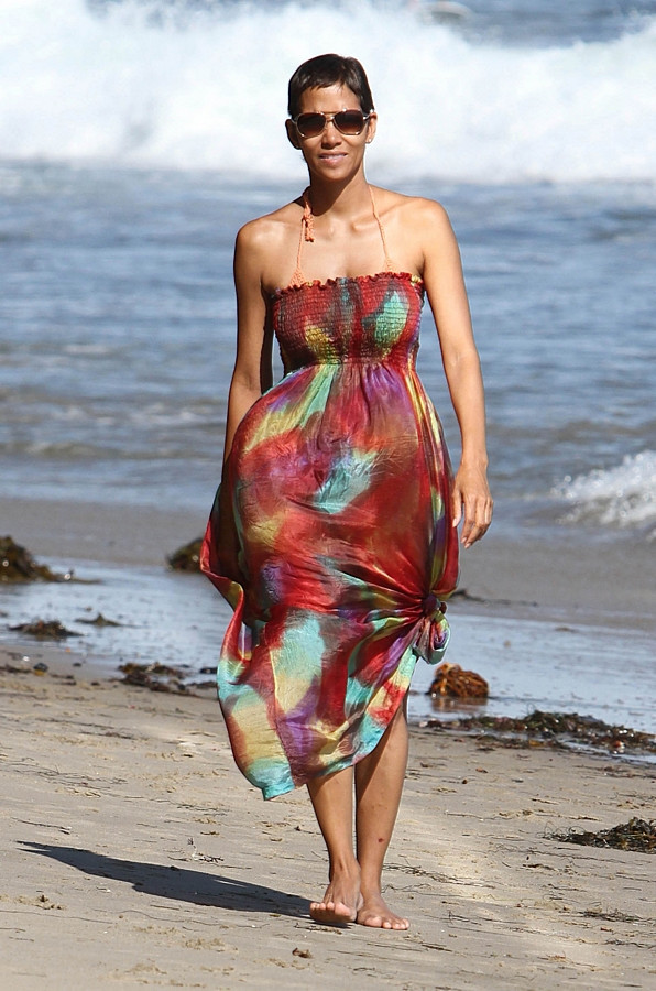 Halle Berry z córką Nahlą na plaży w Malibu