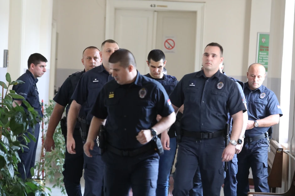 Blažić okružen zatvorskim čuvarima