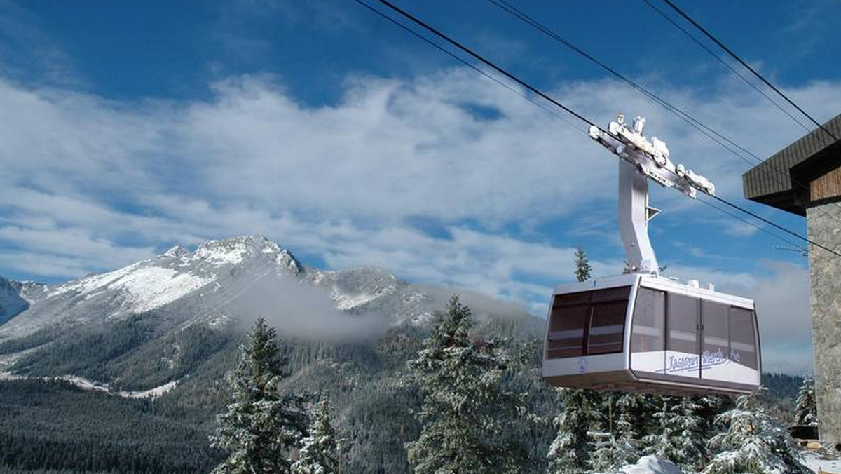 Kiedy Zakopane upaja się kolejnym rekordem liczby turystów, którzy odwiedzili miasto pod Tatrami w sierpniu tego roku, po drugiej stronie granicy cierpliwie powstają nowoczesne kolejki i hotele. Ale Słowacy nie chcą już tylko konkurować z naszą zimową stolicą. Teraz chcą ją wykupić…