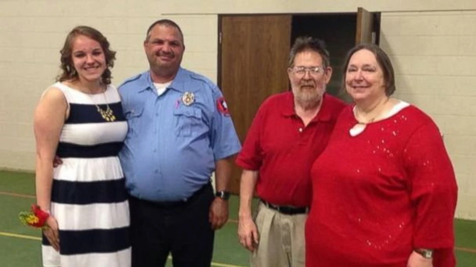 Čarli Heflin sa Skajler Džejms i njenim roditeljima Boni i Gregom Džejmsom