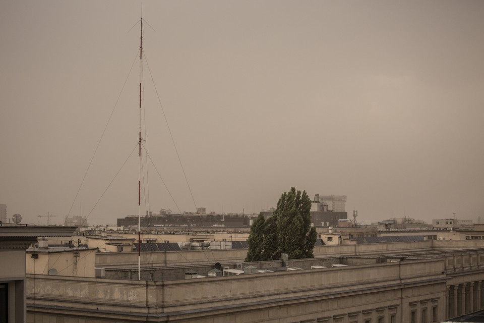 Chmura pyłu nad Warszawą