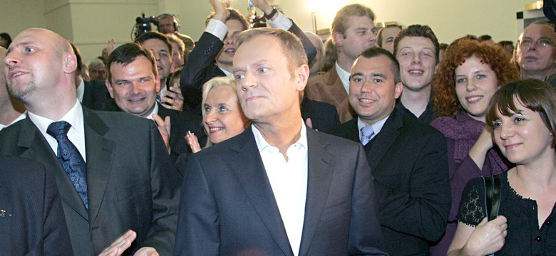 Tusk z kobietami. Szok w Platformie
