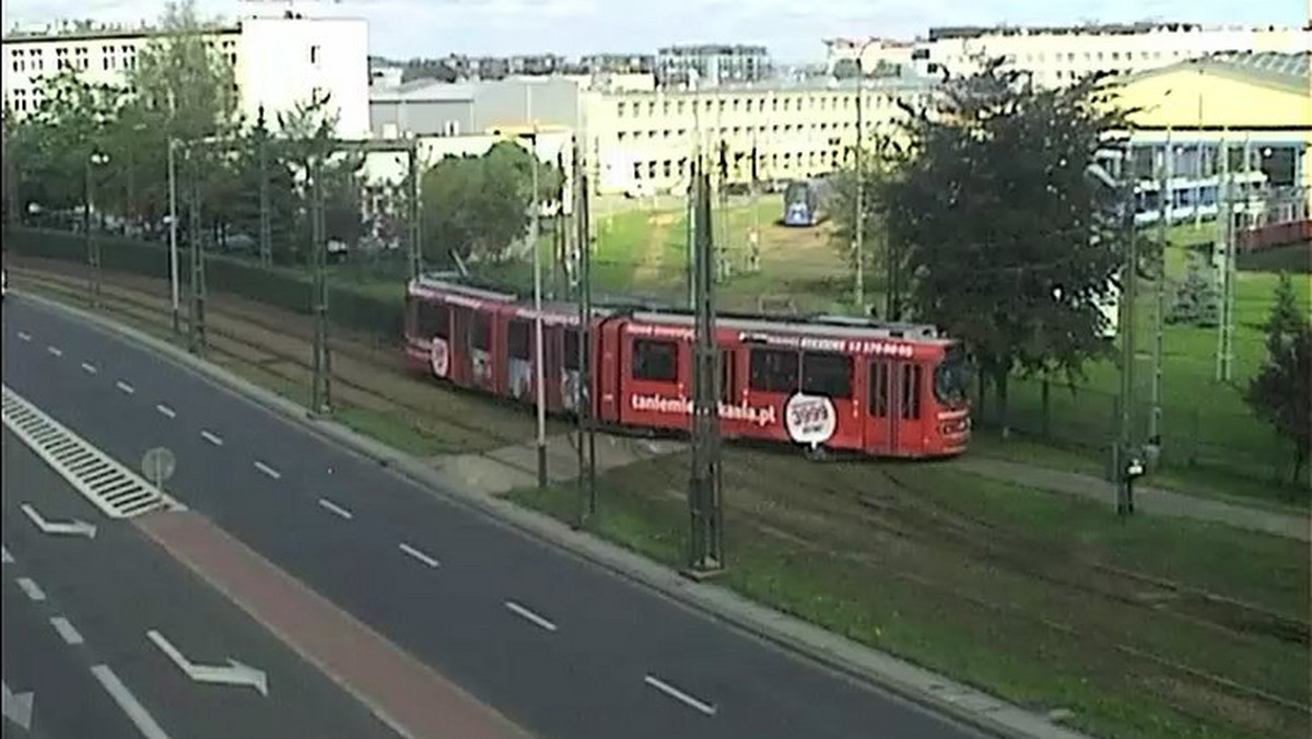 Na wysokości zajezdni tramwajowej na ulicy Brożka z szyn wypadł jeden z tramwajów. Są utrudnienia w kursowaniu linii 11, 22 i 23. To już kolejny pojazd, który wykoleił się dziś w ciągu ul. Brożka.