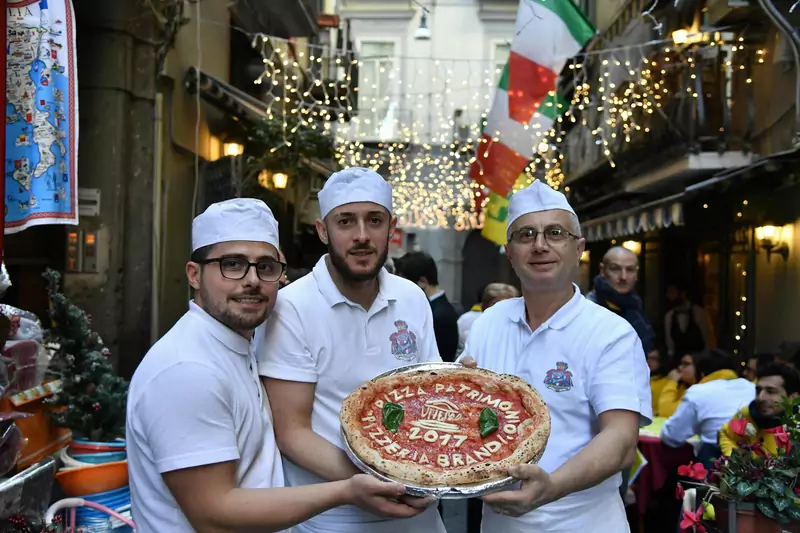 Pizzeria &quot;Brandi&quot; świętuje wpisanie pizzy neapolitańskiej na listę UNESCO Fot. AFP/EAST NEWS