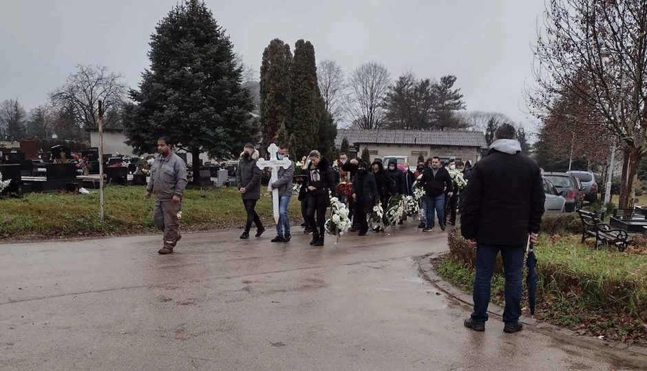 Beli kovčeg, beli krst i belo cveće za malog Andreja