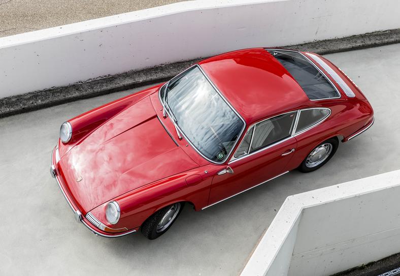 Porsche wyprodukowało 82 sztuki modelu 901, zanim zmieniło nazwę auta na 911. Na zdjęciu samochód nr 57. 