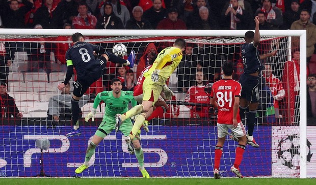 Trenutak koji ulazi u istoriju Lige šampiona: golman Benfike daje gol glavom u poslednjim trenucima meča protiv Real Madrida u ligaškom delu takmičenja | Foto: REUTERS/Pedro Nunes