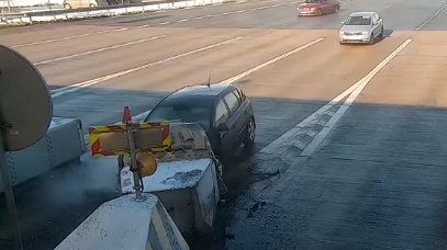 Auto zatrzymało się na zaporach 