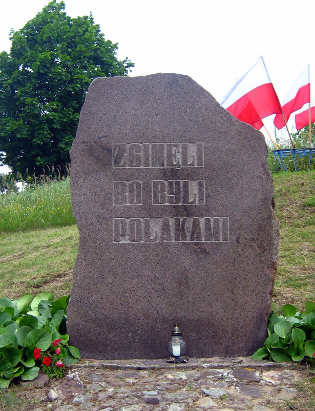 Dla uczczenia ofiar obławy augustowskiej w 1987 roku w Gibach powstał pomnik projektu Andrzeja Strumiłły