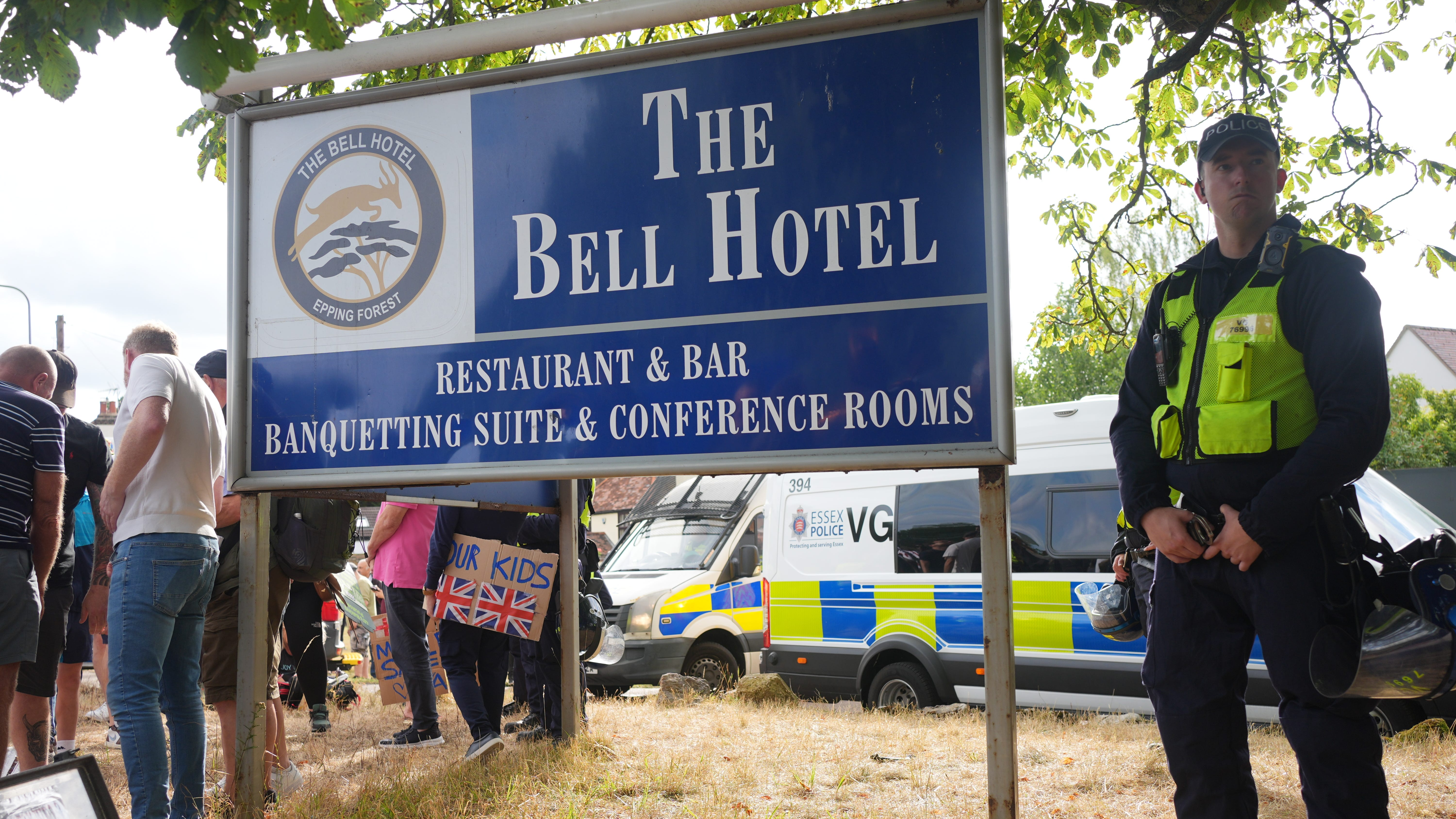 Epping protests: Police impose restrictions at migrant hotel