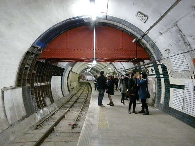 Aldwych - – miejsce kręcenia scen do produkcji filmowych. W nieczynnej stacji nakręcono już 12 filmów (m.in. Superman IV, V jak vendetta i Pokuta). Od jej zamknięcia w 1994 roku dworzec metra jest regularnie wykorzystywany przez producentów filmowych. źródło: flickr,CC BY-NC 2.0, Rodents rule