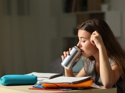 Sejm zadecydował: Koniec sprzedaży napojów energetycznych nieletnim. A co z reklamami...?