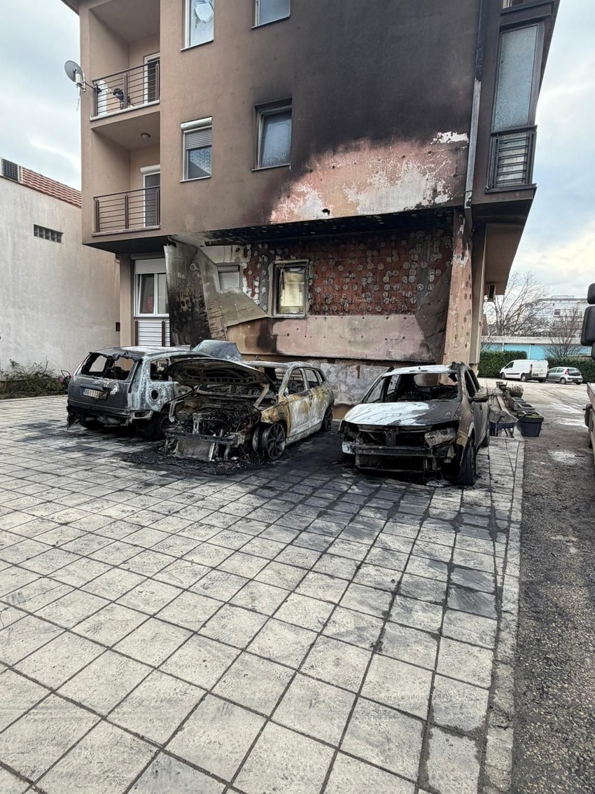 Izgoreli automobili i fasada zgrade u Zemunu