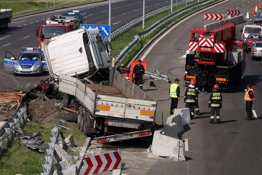 Tir zablokował trasę