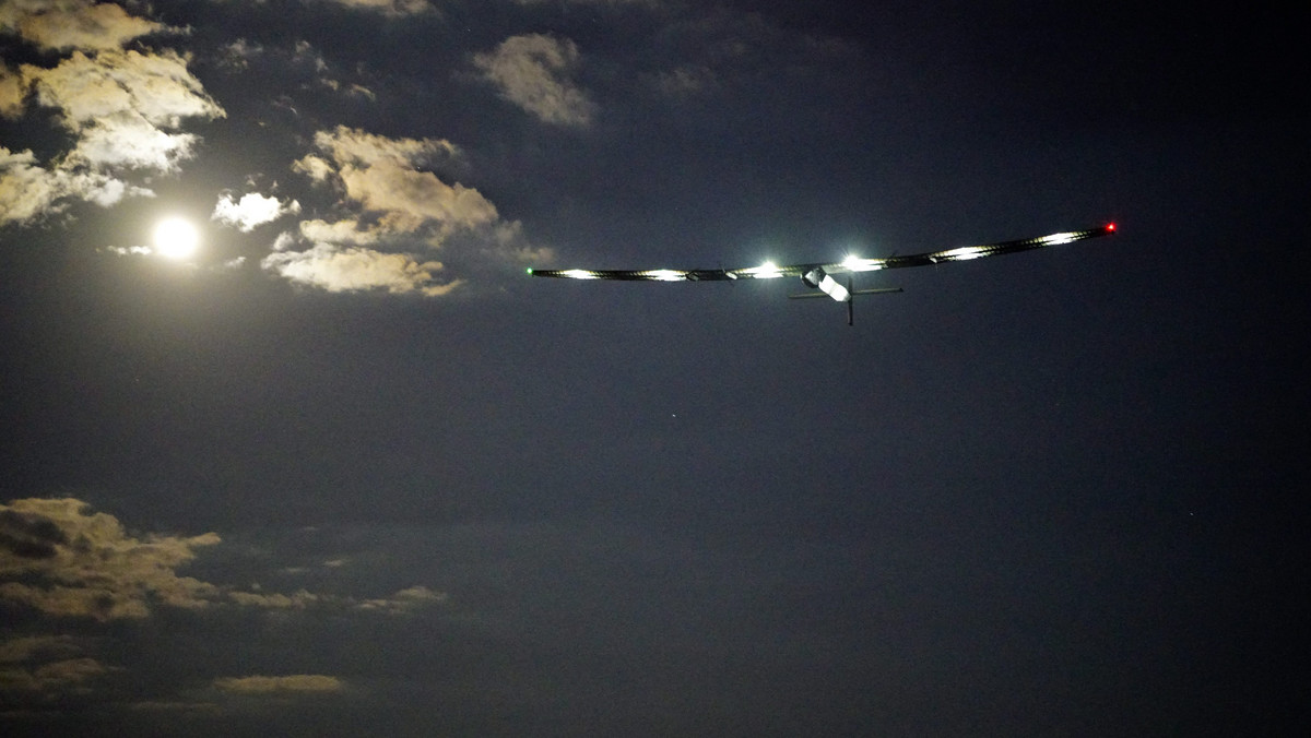 Eksperymentalny samolot napędzany energią słoneczną - zgodnie z planem - wylądował w Hiszpanii. Droga przez Atlantyk- z Nowego Jorku do Sewilli - zajęła mu 70 godzin. O zakończeniu kolejnego etapu lotu poinformowało na Twitterze szefostwo misji.