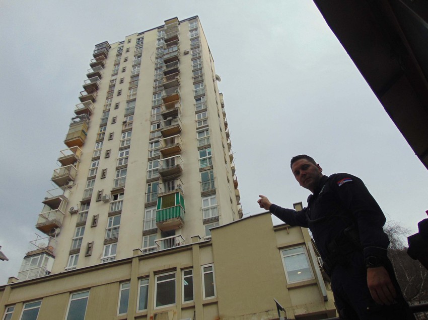 Rade Vasović ispred zgrade u kojoj je spasao ženu