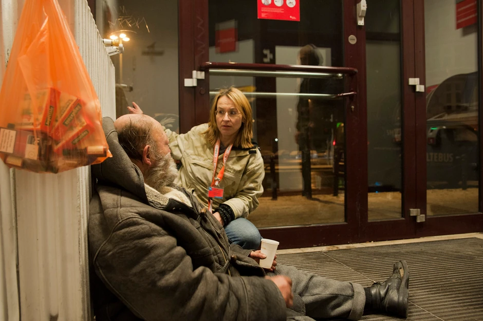 Pomoć beskućnicima sa ulice u hladnim danima - ilustracija