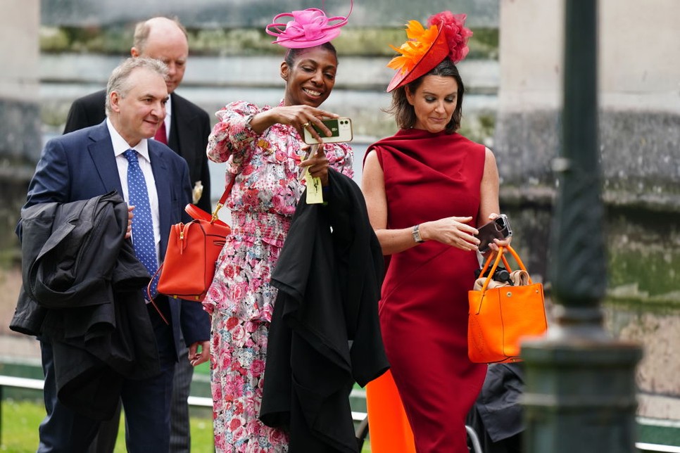 A meghívott vendégek természetesen kalapot viselnek és merész, élénk színeket