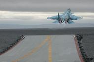 Myśliwiec Su-33 startuje z pokładu lotniskowca Admirał Kuzniecow