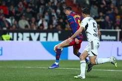 Lewandowski o tym meczu będzie chciał zapomnieć. Częściej leżał na murawie niż strzelał na bramkę