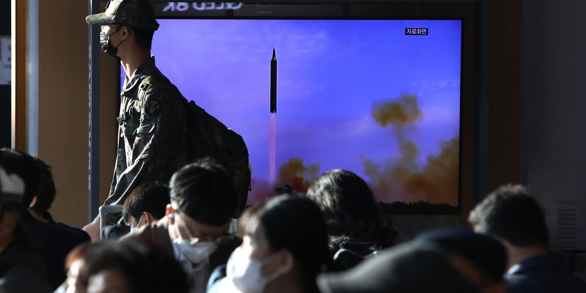 Transmisja telewizyjna pokazująca wystrzelenie północnokoreańskiej rakiety, Seul, 28 października 2022 r. 