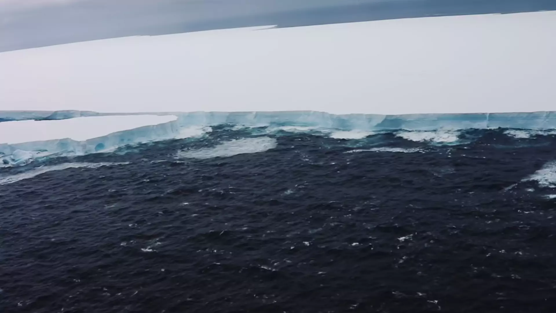 Największa góra lodowa świata płynie w kierunku wyspy. Może spowodować lokalną katastrofę