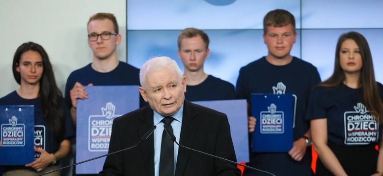 Jarosław Kaczyński zapowiada walkę z "seksualizacją dzieci". Komentarz Tuska: Mdłości...