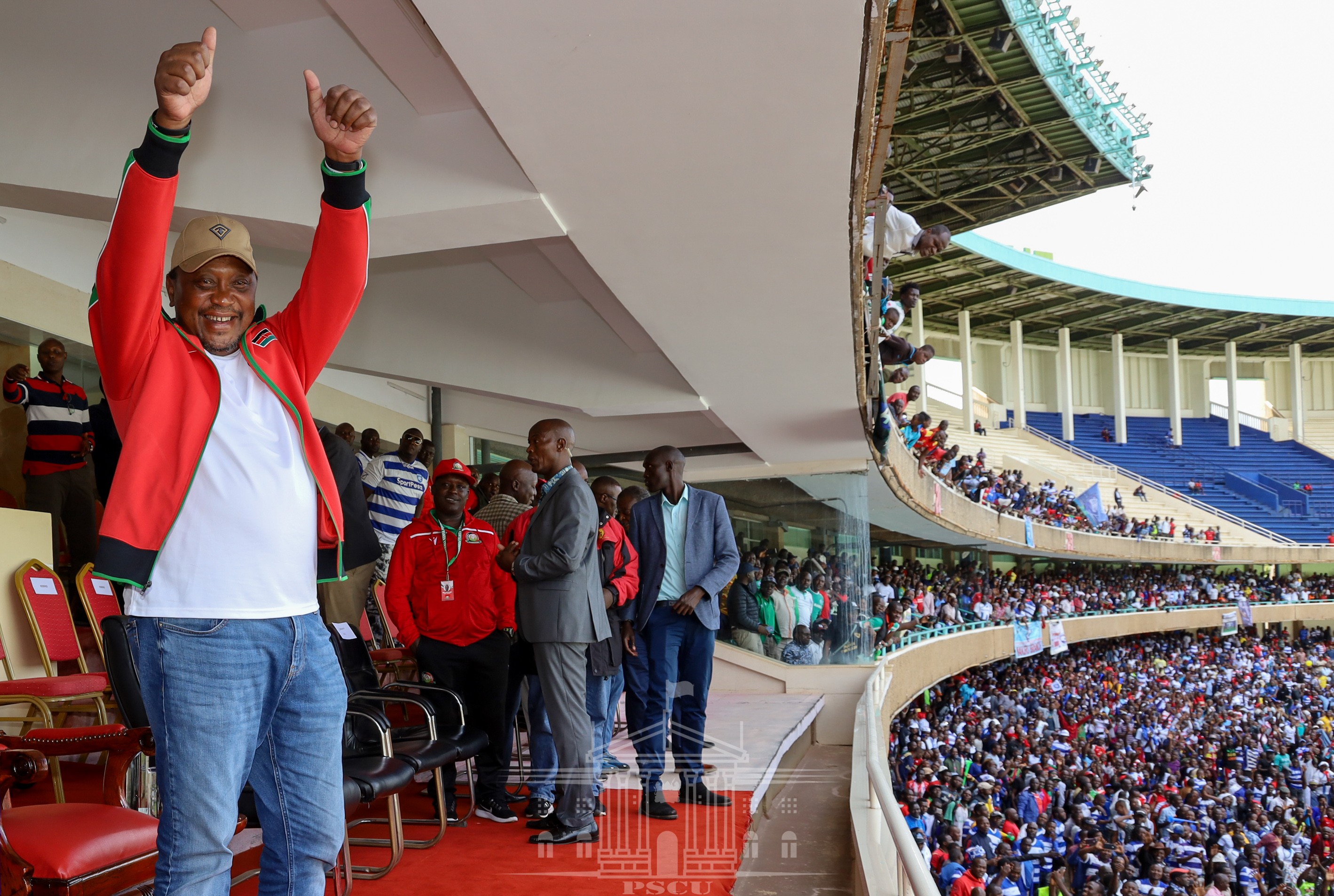 President Uhuru Kenyatta Handover A Brand New 51 Seater Bus To Afc Leopards At State House Photos Pulselive Kenya