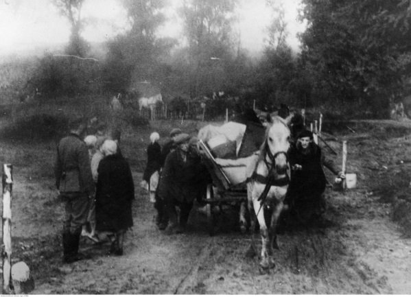 Październik 1939 roku. Uchodźcy, którzy porzucili swoje domy i uciekli przed wkraczającym Wehrmachtem, wracają ze Wschodu po zakończeniu działań wojennych w rodzinne strony. NAC.