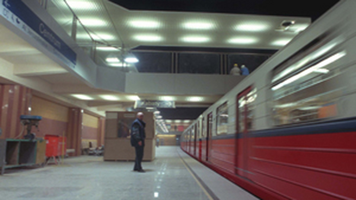 Od końca przyszłego miesiąca pasażerowie metra będą mogli dojechać do Młocin. Budowa 23 kilometrowego odcinka zajęła budowlańcom 25 lat - informuje "Życie Warszawy".