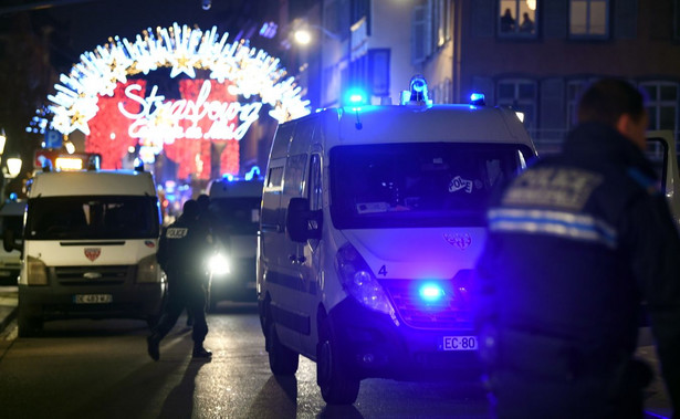 Tragiczny bilans ataku w Strasburgu: Trzy osoby nie żyją, ranni w stanie krytycznym, napastnik na wolności [WIDEO]
