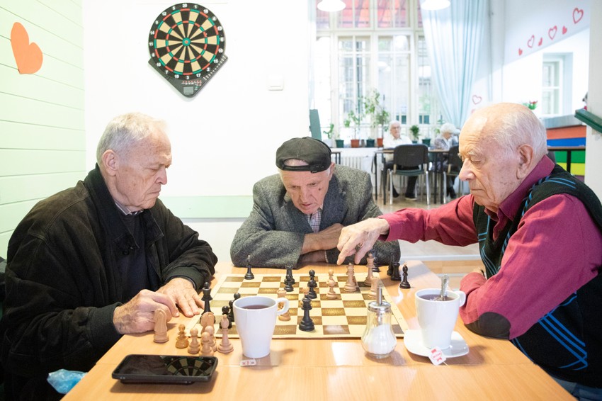 Vreme brže prođe uz partiju šaha i šolju čaja