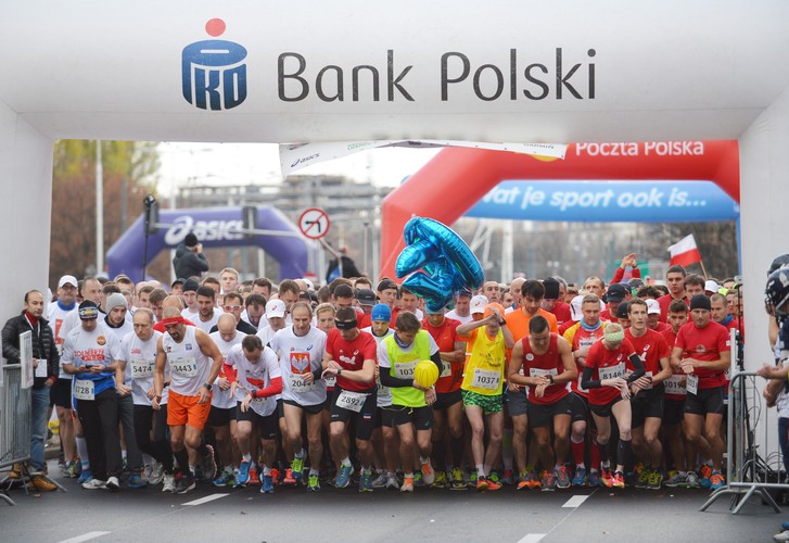 uczestnicy 27. Biegu Niepodległości w stolicy