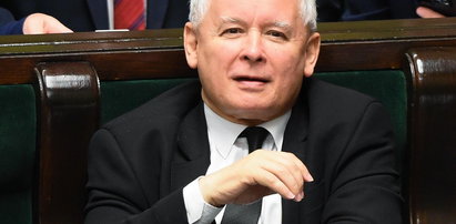 Kaczyński broni premiera. Mówi o "potężnych ludziach"