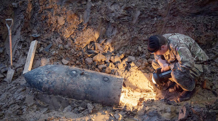 A 227 kilós bomba és egy igen tökös katona /Fotó: MTI