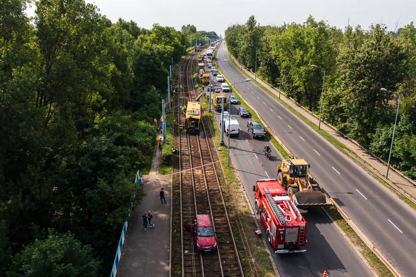 23-letni kierowca autobusu odbił w prawo i znalazł się torach tramwajowych