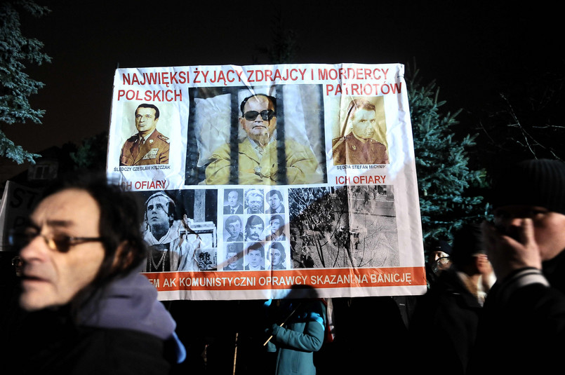 Pikieta przed domem gen. Wojciecha Jaruzelskiego w rocznicę ogłoszenia stanu wojennego.