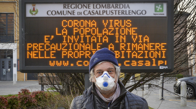Jelenetek az egyik, koronavírus miatt lezárt városból, Casalpusterlengoból - az ökormányzat tájékoztató táblákon kéri fel a lakosságot, hogy maradjanak otthonaikban / Fotó: MTI - EPA/Andrea Fasani