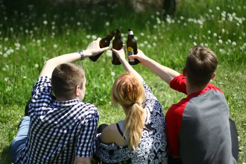 Myślisz, że codzienne picie piwa jest &quot;fajne&quot; i &quot;cool&quot;? Skutki mogą być tragiczne 