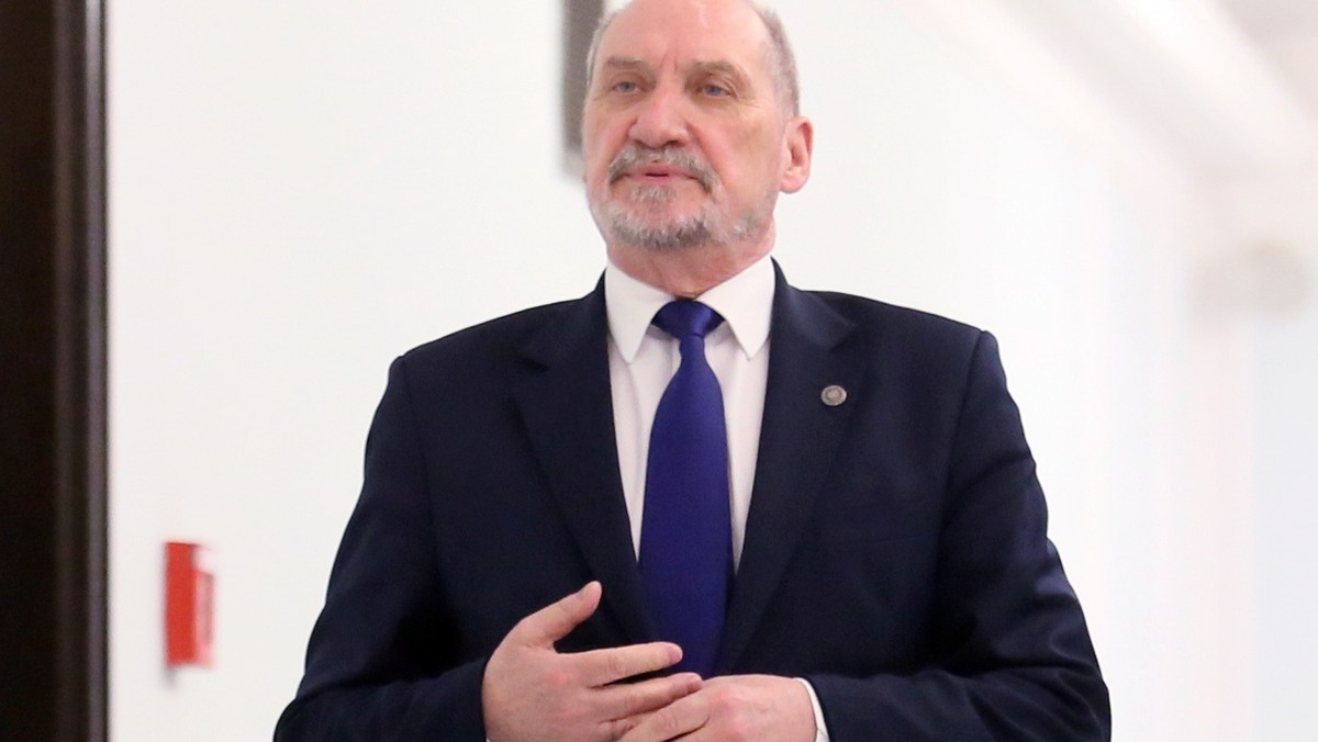 Szef MON Antoni Macierewicz cynicznie gra katastrofą smoleńską – mówili na konferencji politycy PO Marcin Kierwiński i Czesław Mroczek, odnosząc się do wypowiedzi b. szefa SKW gen. Piotra Pytla, według którego Macierewicz powiedział, że "zamach smoleński to tylko narzędzie polityczne".