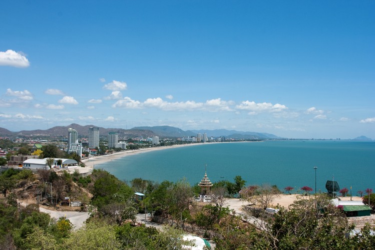 Hua Hin - jest ulubionym wśród mieszkańców Bangkoku miejscem na krótkie wypady na plażę. W tej spokojnej, przyjaznej rodzinom miejscowości nie ma całonocnych imprez, którymi inne pobliskie kurorty plażowe przyciągają spragnionych zabawy turystów.