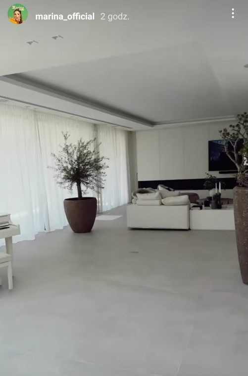 Marina pokazuje wnętrze domu w Hiszpanii