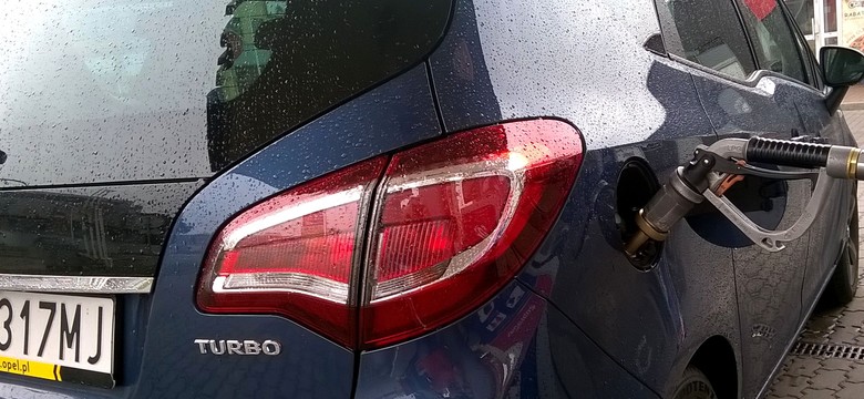 Tyle zapłacisz za paliwo w 2017 r. Dobra zmiana lepsza od czasów PO? Zobacz, kiedy było najdrożej