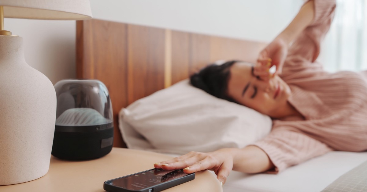 It turns out that hitting the snooze button is not that bad for you
