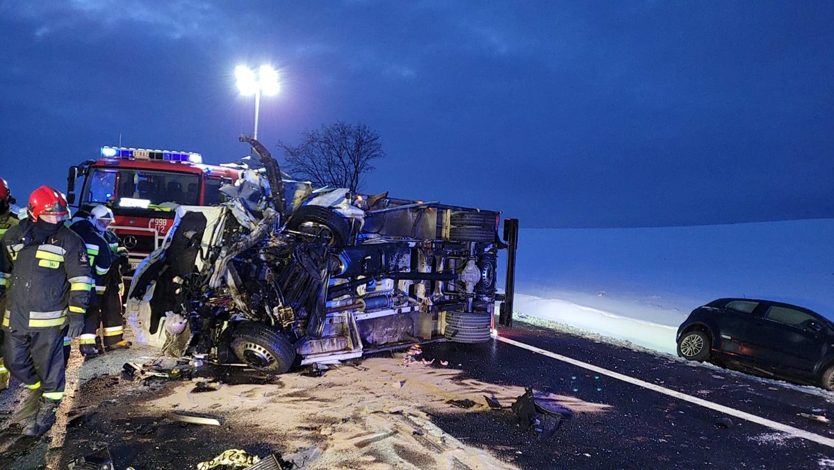 Pomorskie. Zderzenie trzech aut i busa; dwie osoby nie żyją