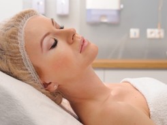 Matowa i szara cera? Te peelingi pomogą Ci się pozbyć 'skóry kosmitki'